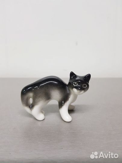 Фарфоровая статуэтка 