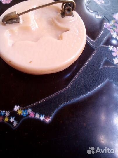 Брошь/глушеное стекло/редкая/винтаж