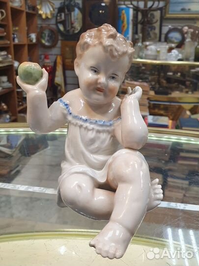 Статуэтка пупс с яблоком