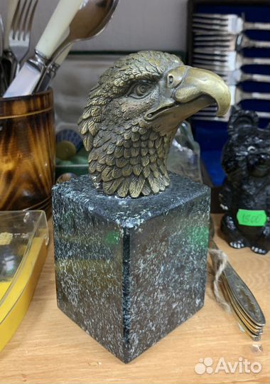 Бронзовая статуэтка на камне Орел