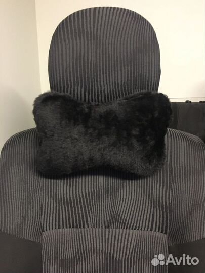 Подушка на подголовник искусственный мех черный