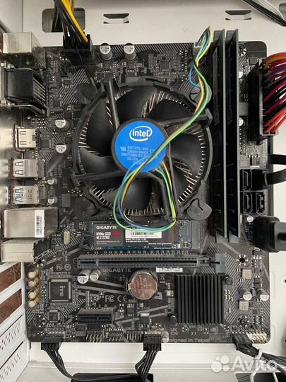 Gigabyte H410M H V3 + i3 10100F + 16GB озу
