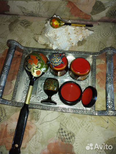 Сувениры: шкатулка,ложки,поднос,рюмка,стопки