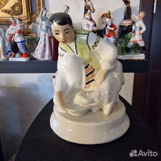 Фарфоровая статуэтка Девочка кормит ягненка