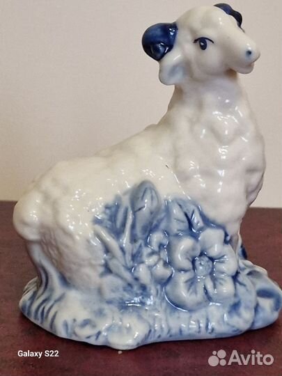 Фарфоровая фигурка ручной работы Овечка Гжель