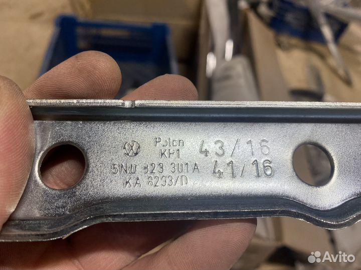 Петля капота Skoda Rapid 2013-2020 год 5JA823301A