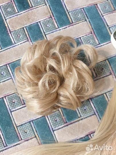 Волосы на заколках блонд шиньон