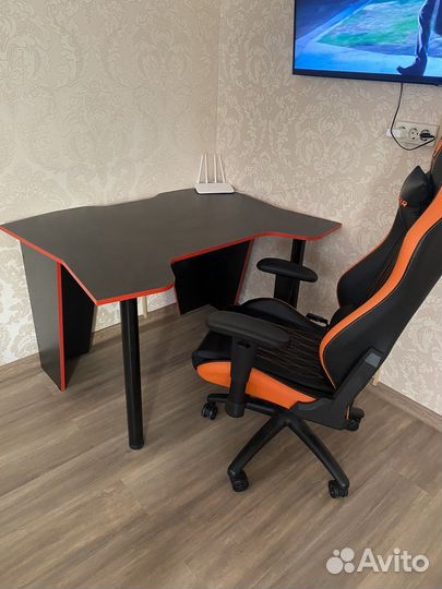 Компьютерный стол и компьтерное кресло