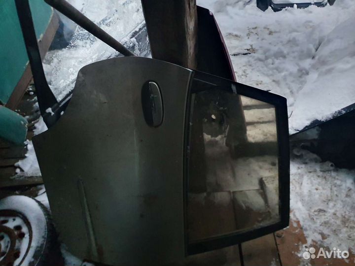 Задняя дверь на дайхатцу сирион