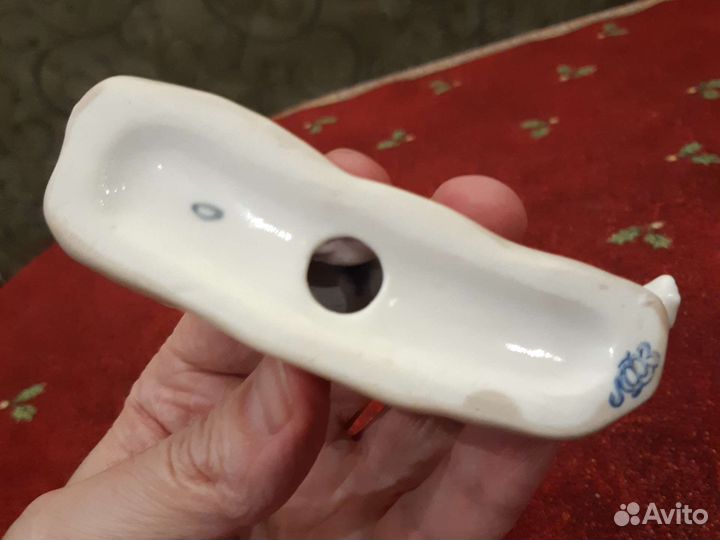 Фарфоровая статуэтка лфз мальчик с камешком