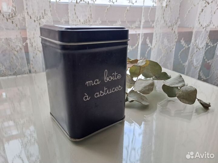 Жестяная банка для косметики и кистей