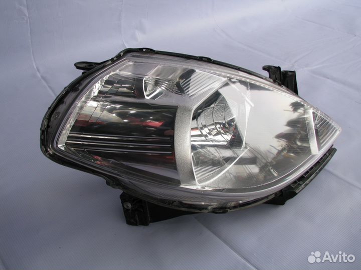 Nissan Tiida C11 Фара передняя правая ксенон