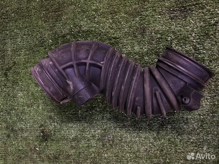 Патрубок воздушного фильтра Toyota Avensis ZZT251