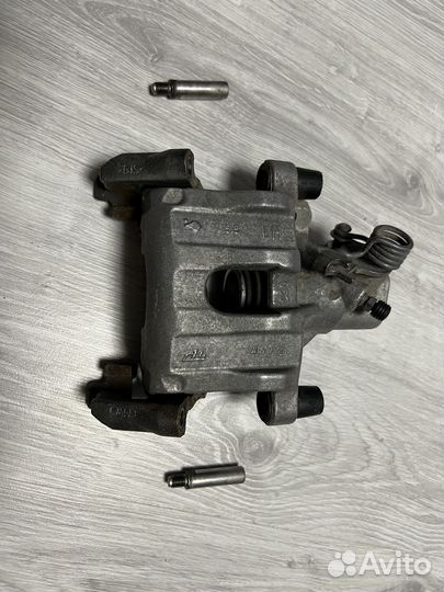 Задний левый суппорт mazda 3 bk