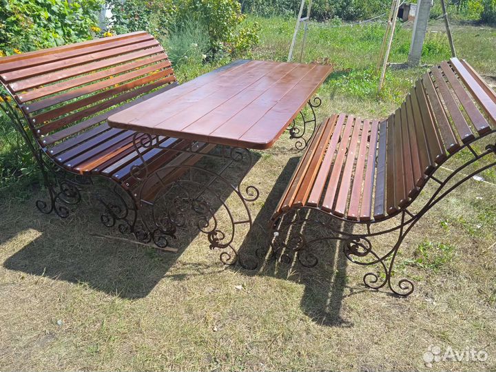 Скамейки и стол