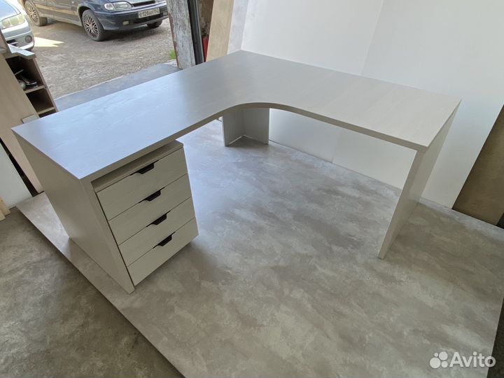 Угловой письменный стол