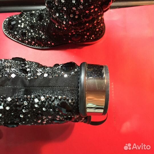 Сапоги расшитые камнями