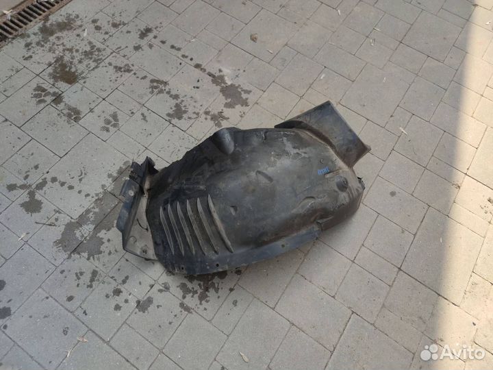 Передняя часть подкрылка переднего левого