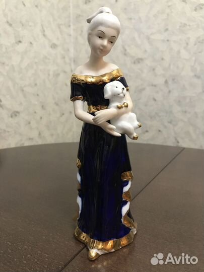 Статуэтка фарфоровая
