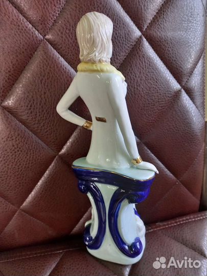 Фарфоровая статуэтка
