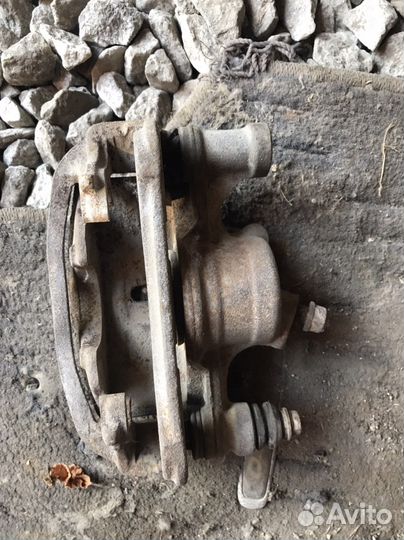 Суппорт передний левый на toyota corolla II