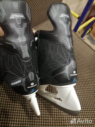 Коньки хоккейные 35р