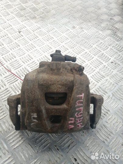 Суппорт передний левый Volkswagen Tiguan 5N1 2.0