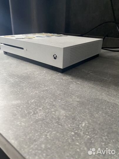 Xbox one s 512гб+2 геймпада