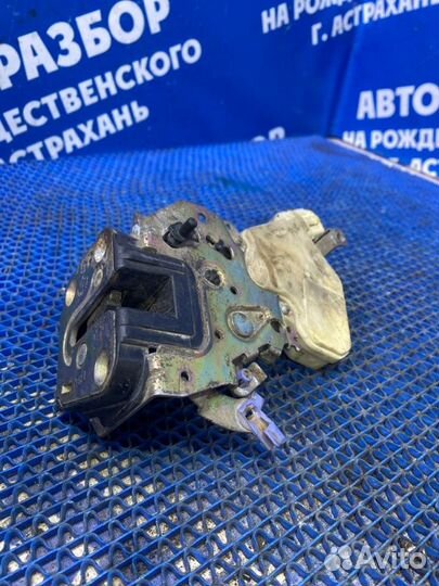 Задний правый замок двери Nissan Cefiro A33 седан