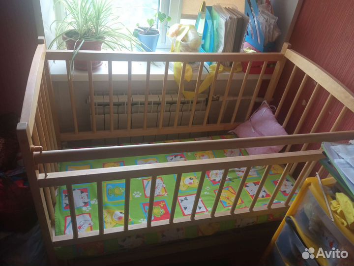 Детская кроватка с маятником