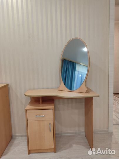 Туалетный столик с зеркалом
