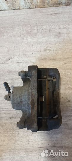 Суппорт передний правый Nissan Juke F15