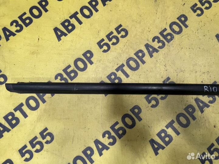 Накладка стекла переднего правого Kia Rio 2