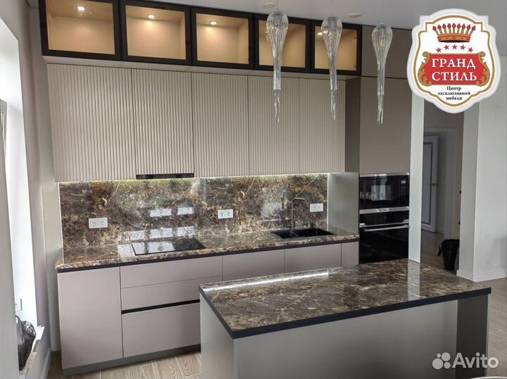 Кухня с рифлёными фасадами и гладкие эмаль