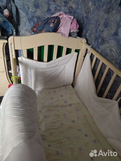 Детская кроватка с маятником и ящиком