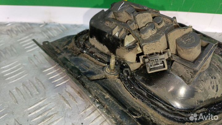 Фонарь в крышку багажника правый Nissan Primera