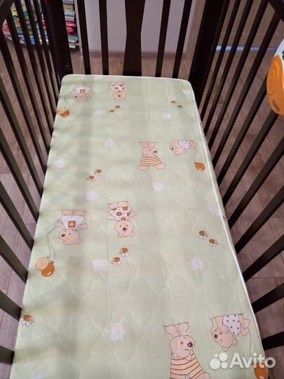 Детская кроватка с продольным маятником и матрасом