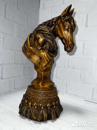 Деревянная статуэтка