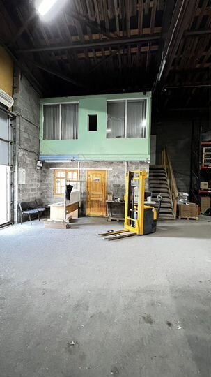 Склад с офисом, 1130 м²