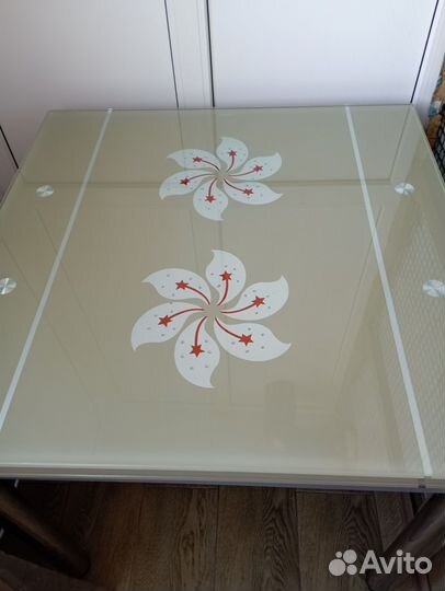 Кухонный стол стеклянный