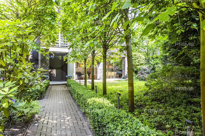 Дом 900 м² на участке 17 сот.