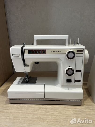 Швейная машина janome