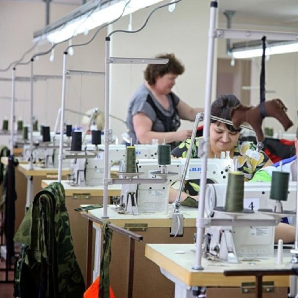 Швейный обувной цех. Вакансия швея на производство. Технолог швейного производства. Швейный раскройный цех. Швея без опыта.