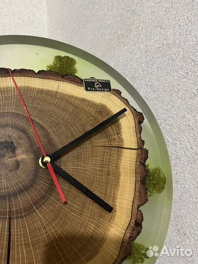 Часы ручной работы с мхом и пнем