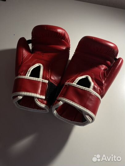 Боксерские шлем и перчатки
