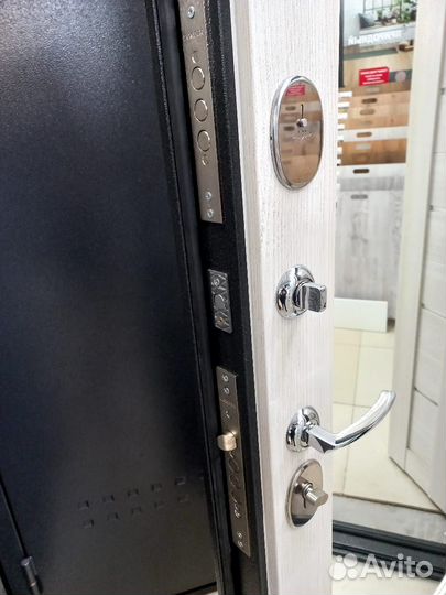 Дверь металлическая с зеркалом