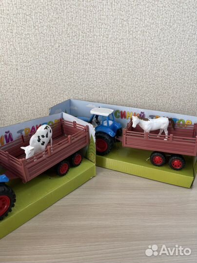 Игрушка синий трактор