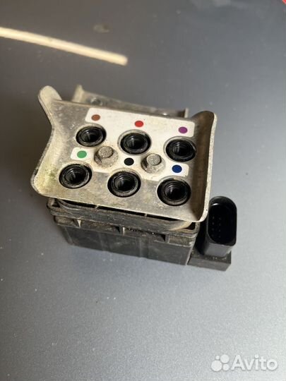 Блок клапанов пневмоподвески Audi A8 D3