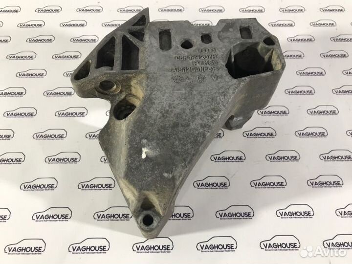 Кронштейн двигателя правый Volkswagen Passat B6 3С