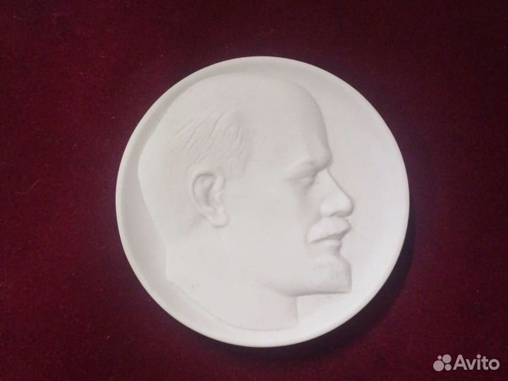 Фарфоровая настольная медаль 100 лет Ленину